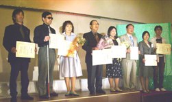 エッセイ表彰者記念撮影 エッセイ表彰者記念撮影